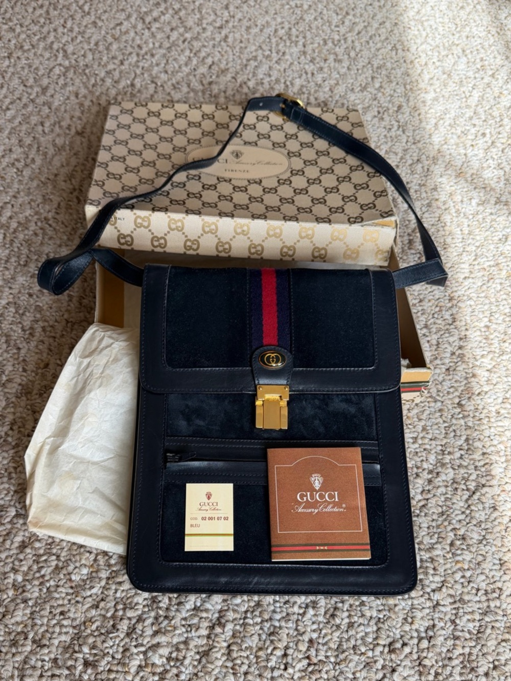 Gucci Vintage Accessory Collection Suede Messenger Bag color Navy